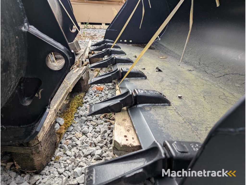 EURON STEEL S.R.O.  ERDSCHAUFEL KOMPLETT MIT ZAEHNEN - 1850 MM - 0.9 CBM