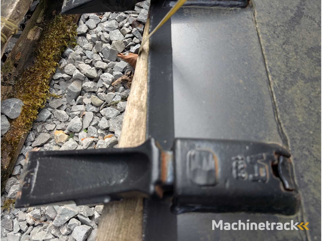 EURON STEEL S.R.O.  ERDSCHAUFEL KOMPLETT MIT ZAEHNEN - 1850 MM - 0.9 CBM