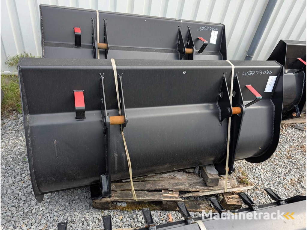 EURON STEEL S.R.O.  ERDSCHAUFEL KOMPLETT MIT ZAEHNEN - 1850 MM - 0.9 CBM