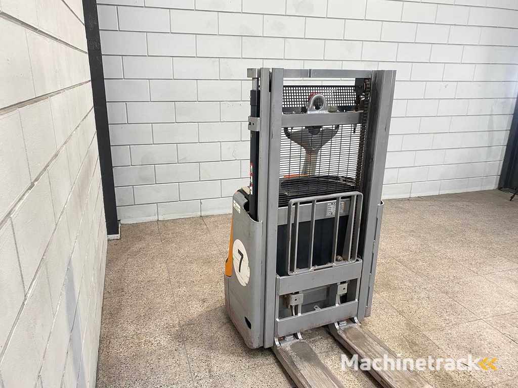 Still - 2019 - EXV10 - Stapler