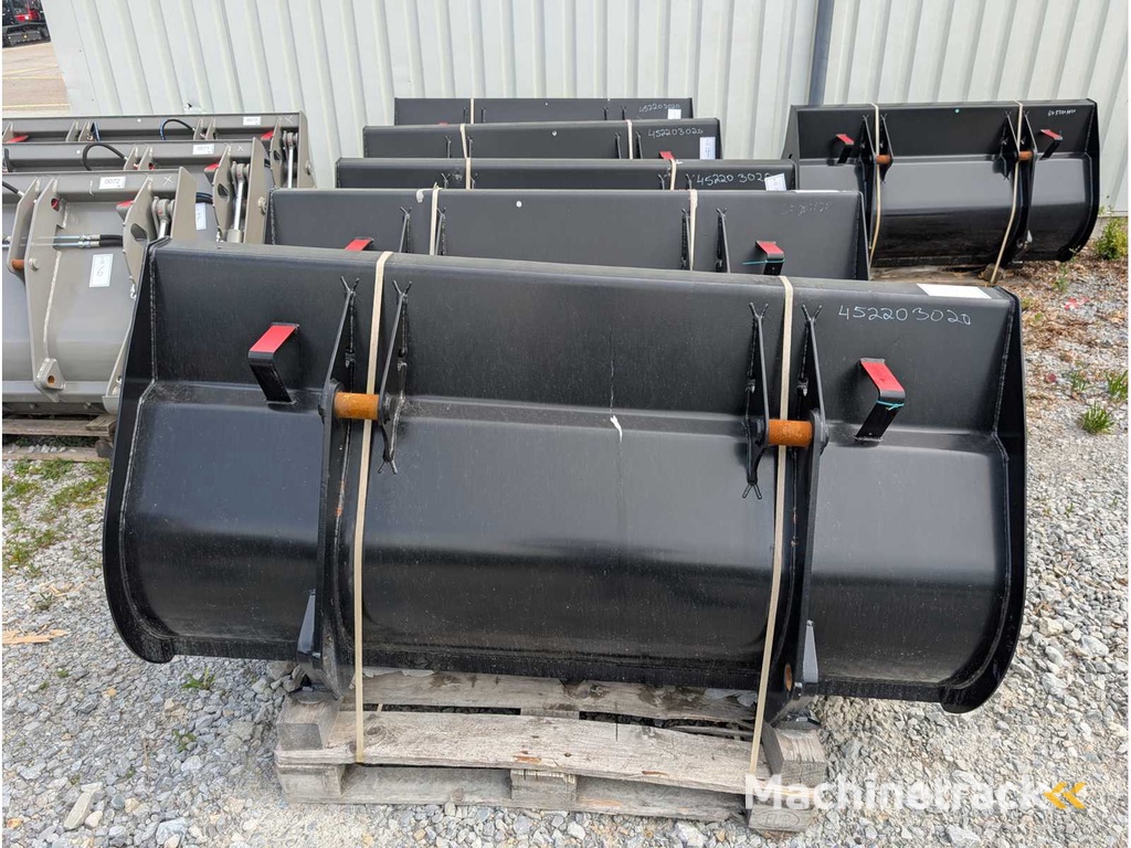 EURON STEEL S.R.O.  ERDSCHAUFEL KOMPLETT MIT ZAEHNEN - 1850 MM - 0.9 CBM