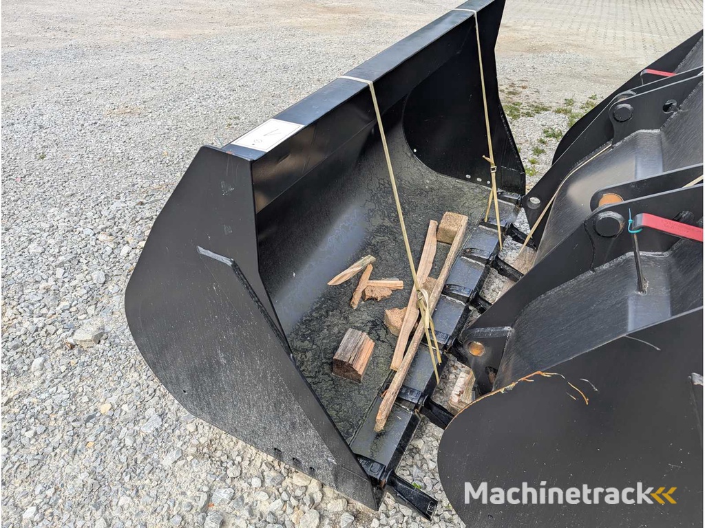 EURON STEEL S.R.O.  ERDSCHAUFEL KOMPLETT MIT ZAEHNEN - 1850 MM - 0.9 CBM