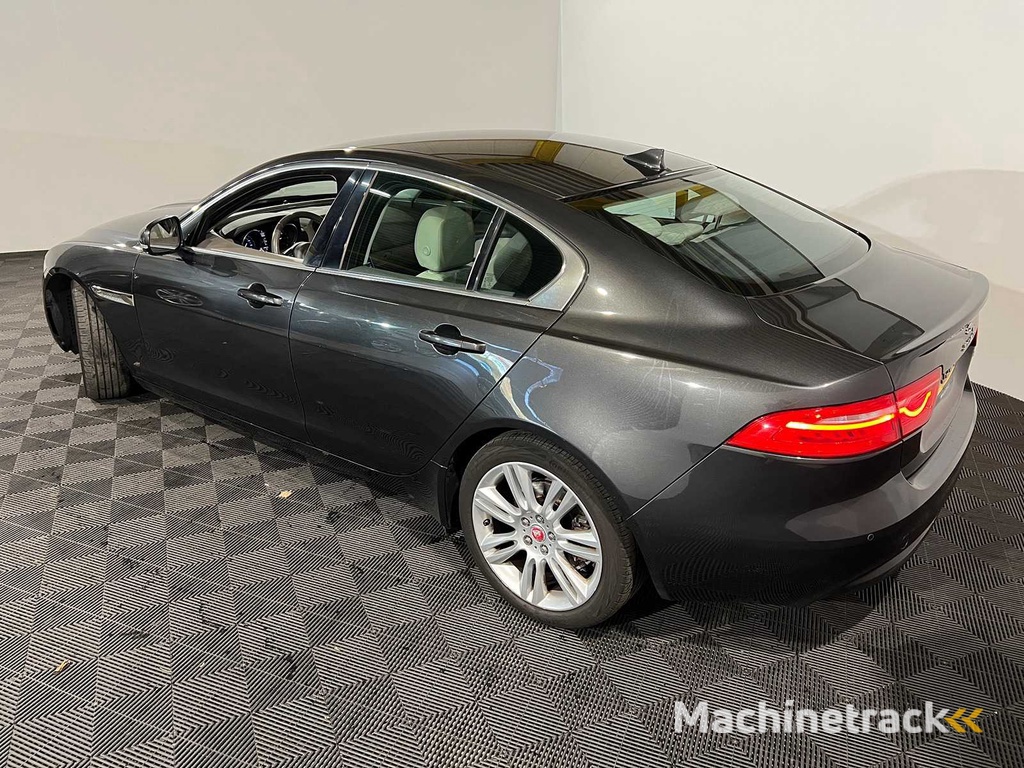 Jaguar XE 2.0 D Portfolio, HV-350-R