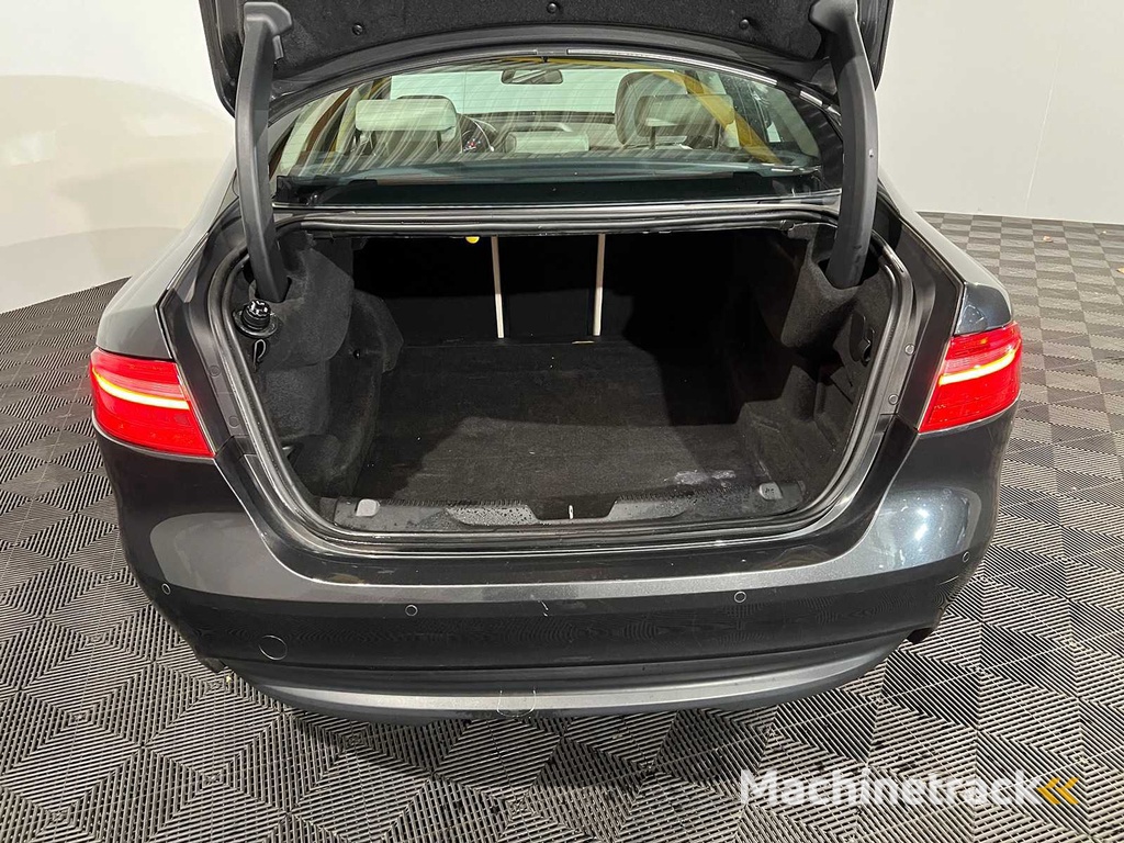 Jaguar XE 2.0 D Portfolio, HV-350-R