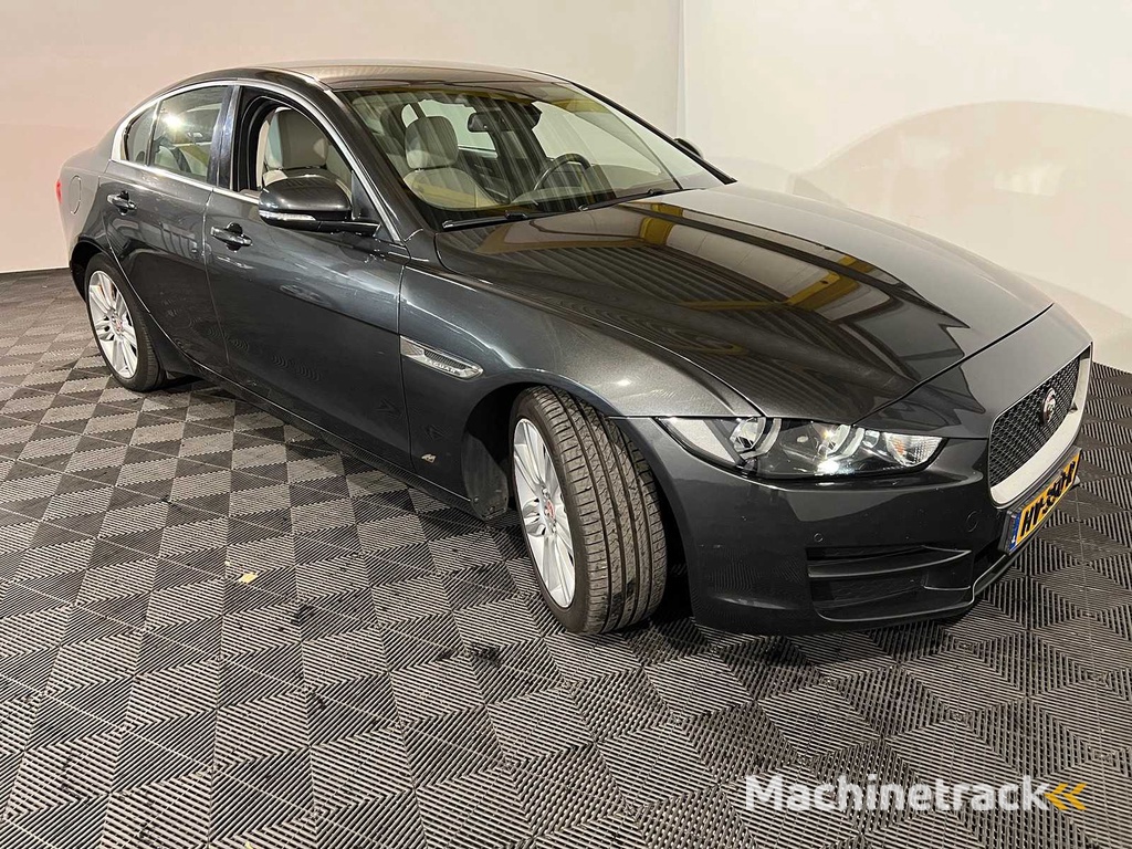 Jaguar XE 2.0 D Portfolio, HV-350-R