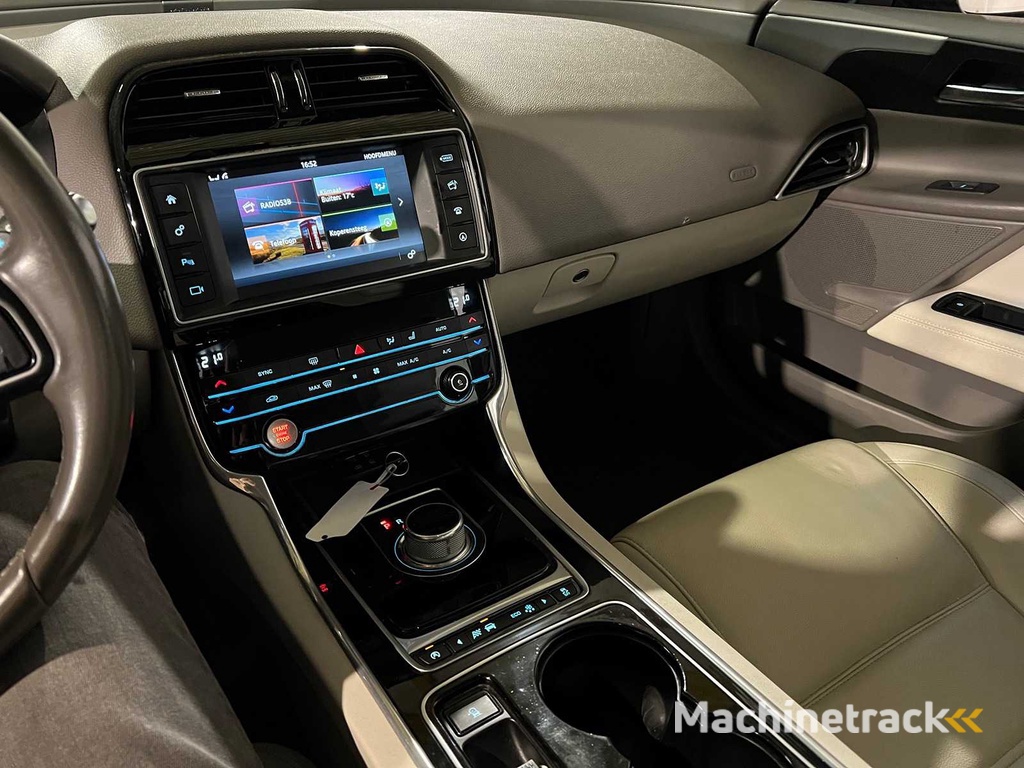 Jaguar XE 2.0 D Portfolio, HV-350-R