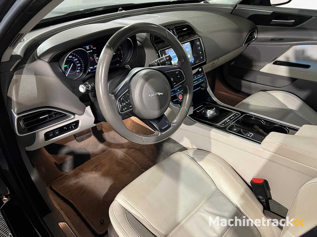 Jaguar XE 2.0 D Portfolio, HV-350-R