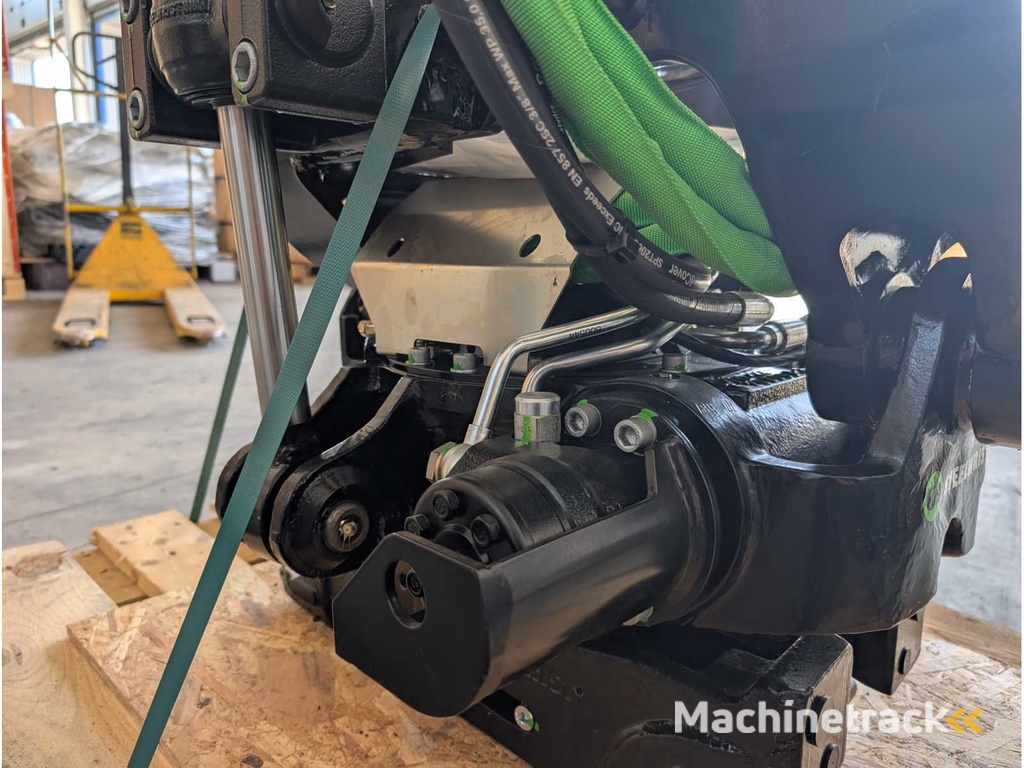 STEELWRIST AB  TILTROTATOR STEELWRIST X12 SANDWICH MIT HYDRAULISCHEN SCHNELLWECHSLER S45