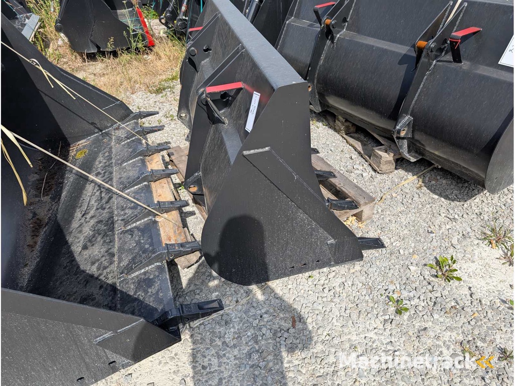 LADESCHAUFEL MIT ZAEHNEN - 1850 MM - 0.7 CBM