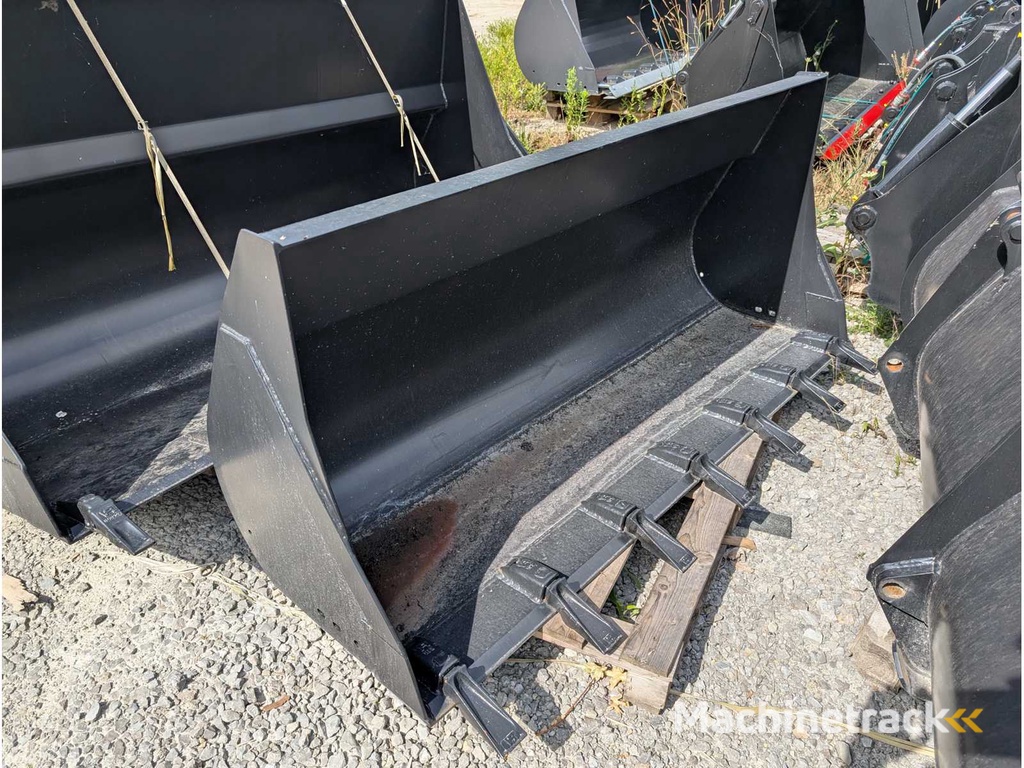 LADESCHAUFEL MIT ZAEHNEN - 1850 MM - 0.7 CBM