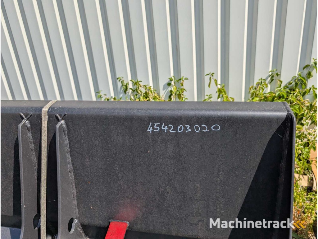 EURON STEEL S.R.O.  ERDSCHAUFEL KOMPLETT MIT ZAEHNEN - 2100 MM - 1.3 CBM