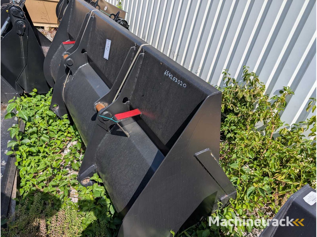 EURON STEEL S.R.O.  ERDSCHAUFEL KOMPLETT MIT ZAEHNEN - 2100 MM - 1.3 CBM