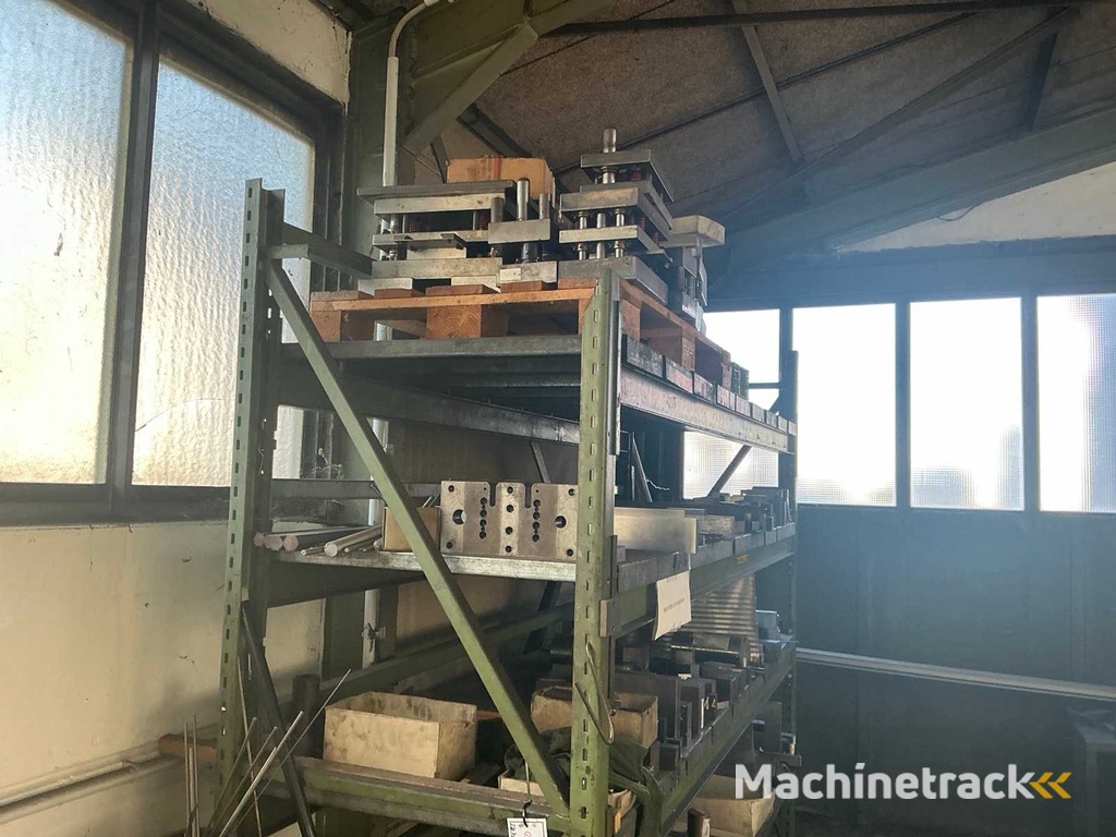 SCHÄFER - Werkplaatsrek met diverse stalen onderdelen