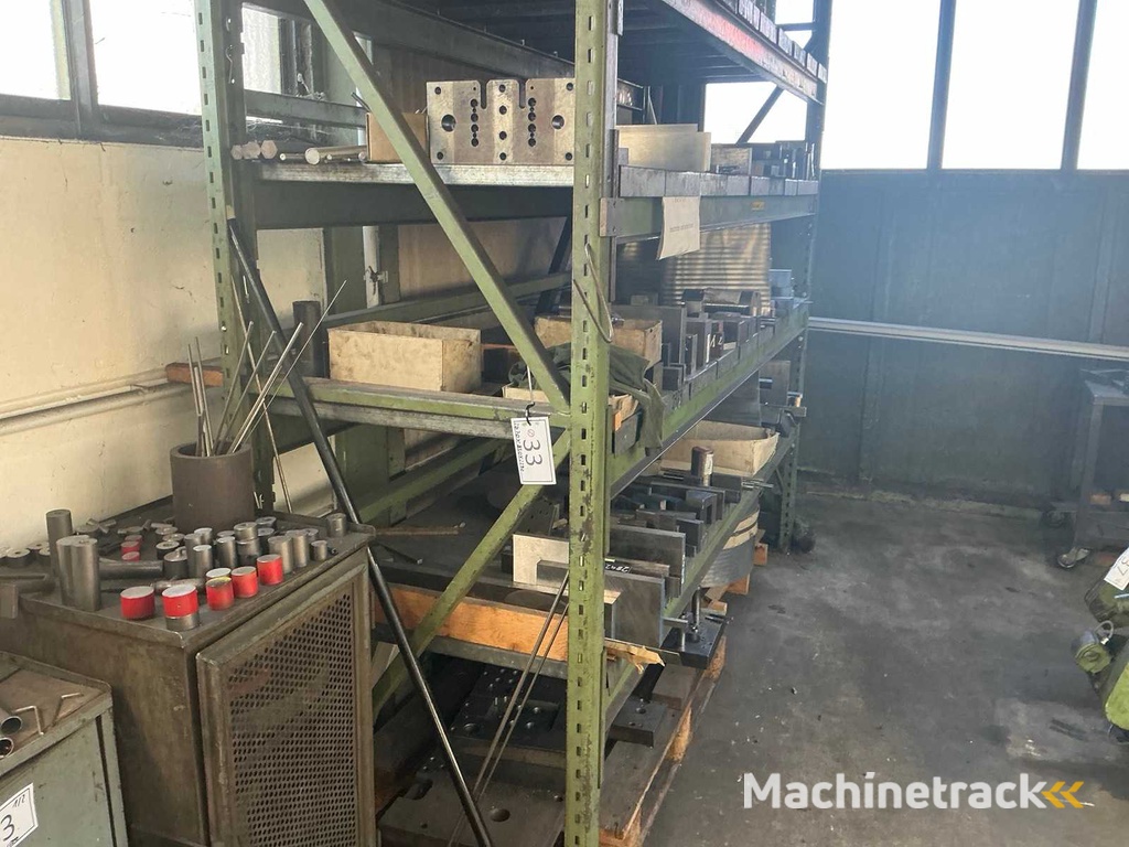 SCHÄFER - Werkplaatsrek met diverse stalen onderdelen