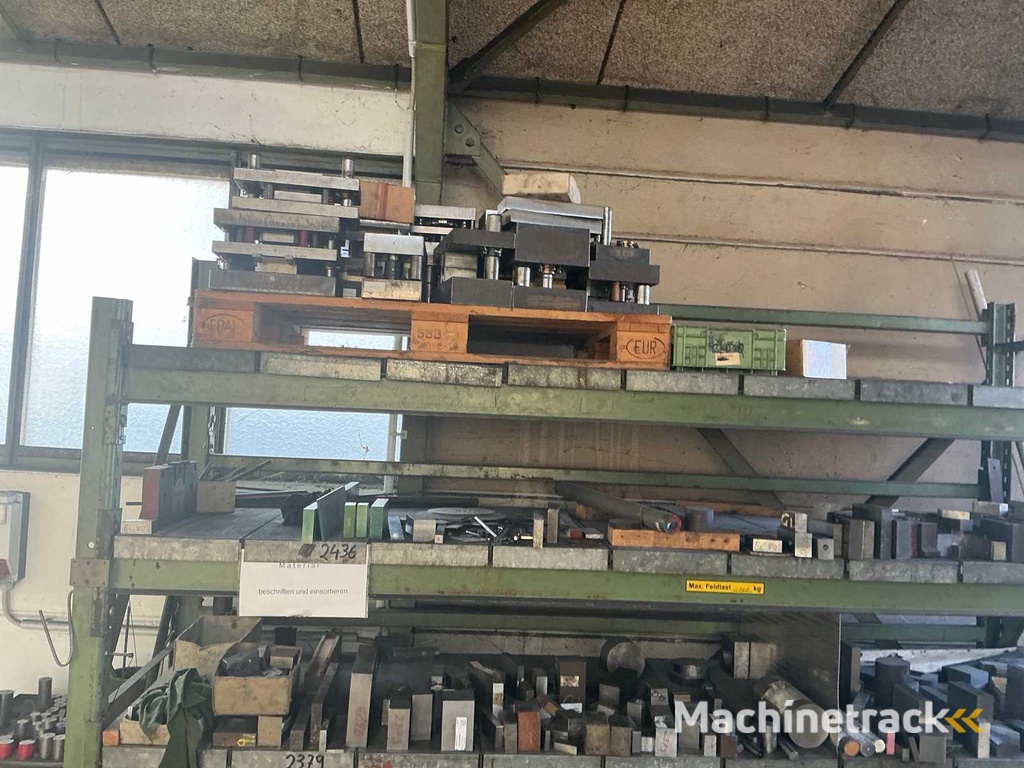 SCHÄFER - Werkplaatsrek met diverse stalen onderdelen