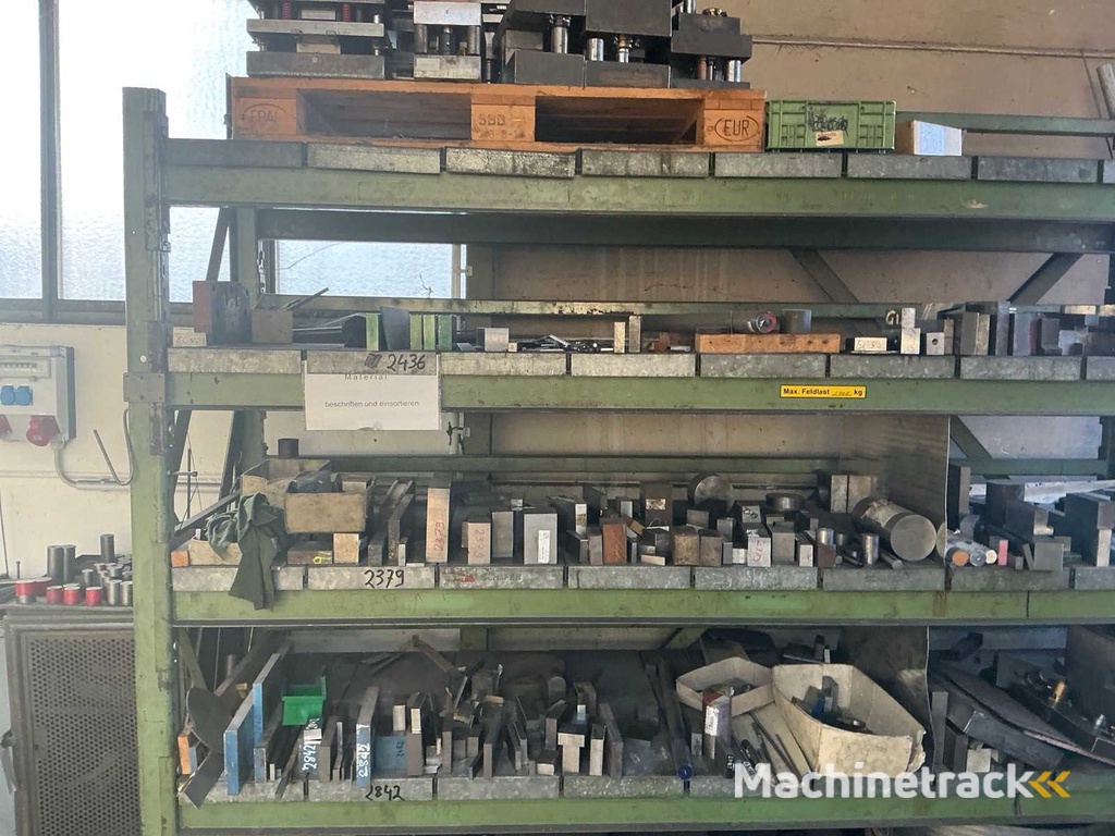 SCHÄFER - Werkplaatsrek met diverse stalen onderdelen