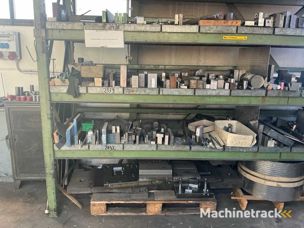 SCHÄFER - Werkplaatsrek met diverse stalen onderdelen