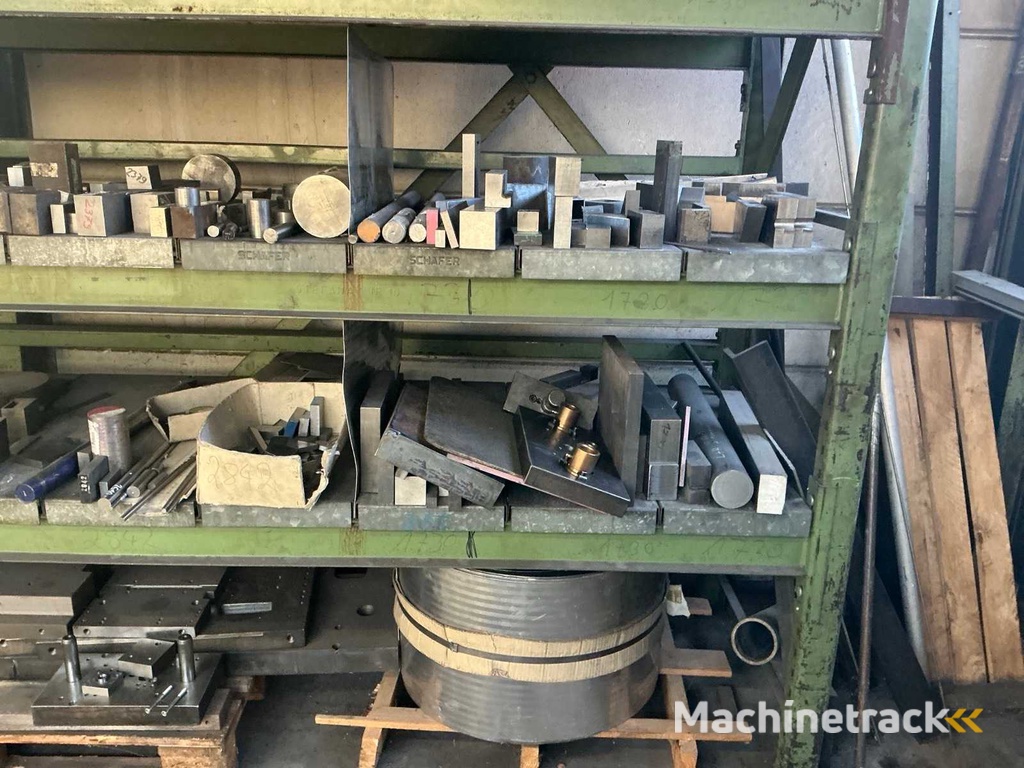 SCHÄFER - Werkplaatsrek met diverse stalen onderdelen