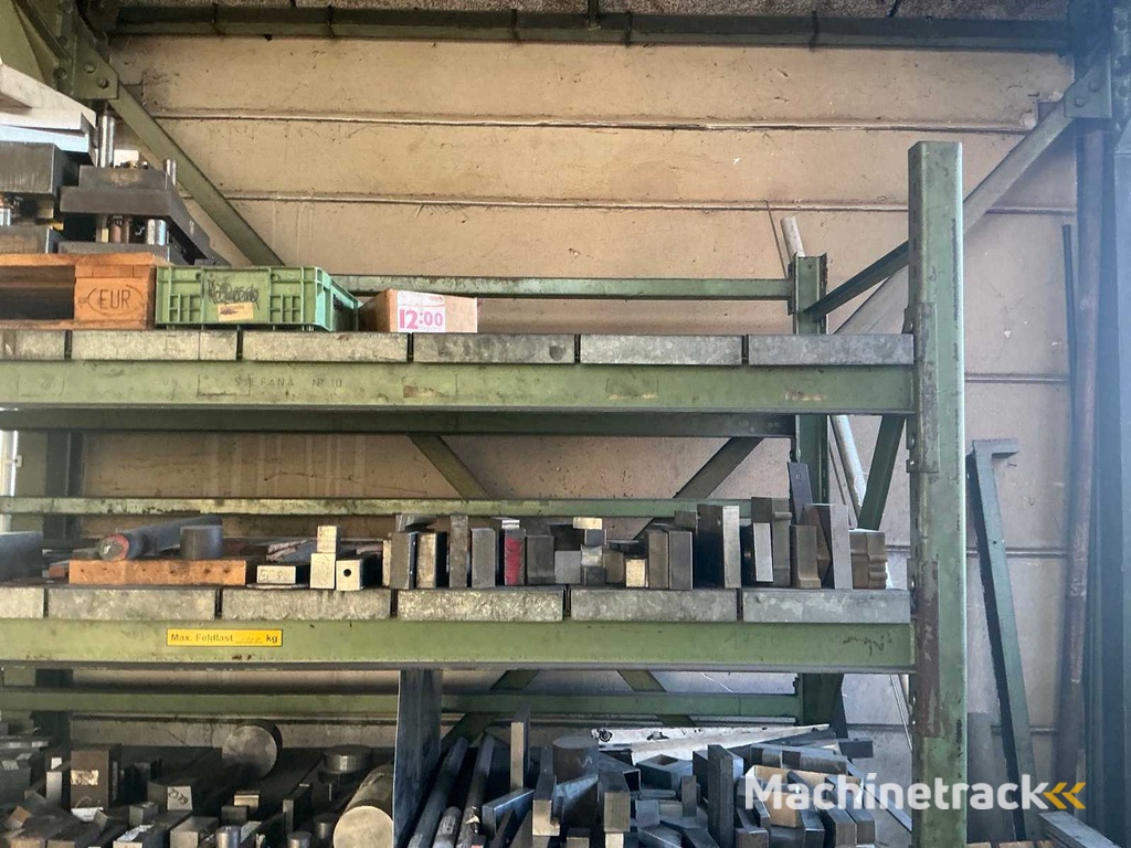 SCHÄFER - Werkplaatsrek met diverse stalen onderdelen