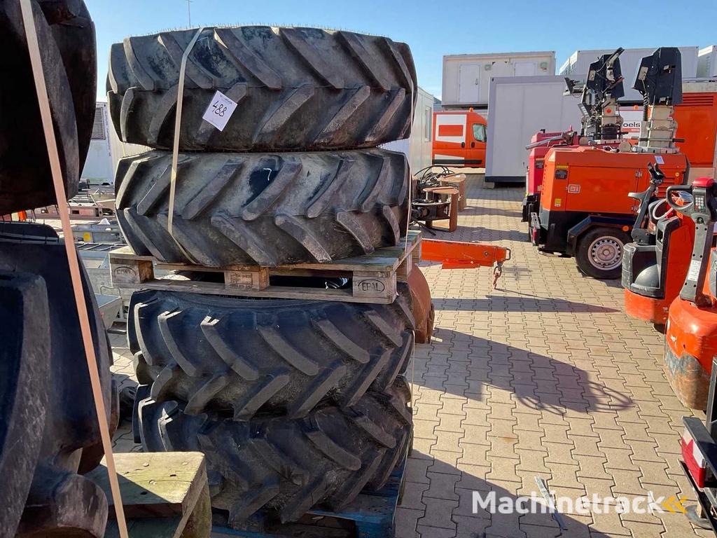 JCB Sitemaster Tire on rim (4x)