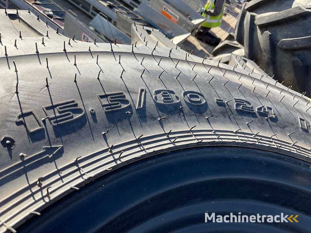 JCB Sitemaster Tire on rim (4x)