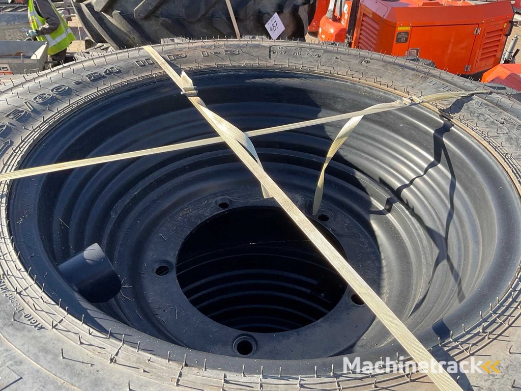 JCB Sitemaster Tire on rim (4x)