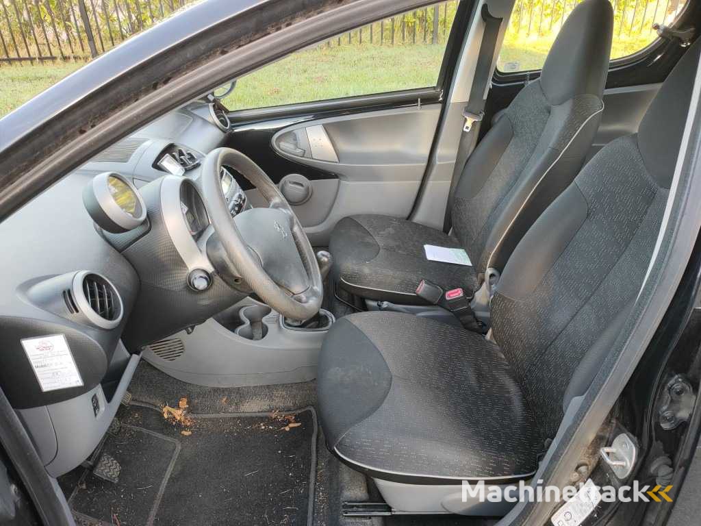 Peugeot - 2011 - 107 - 1.0-12V XS - 53-SKH-4