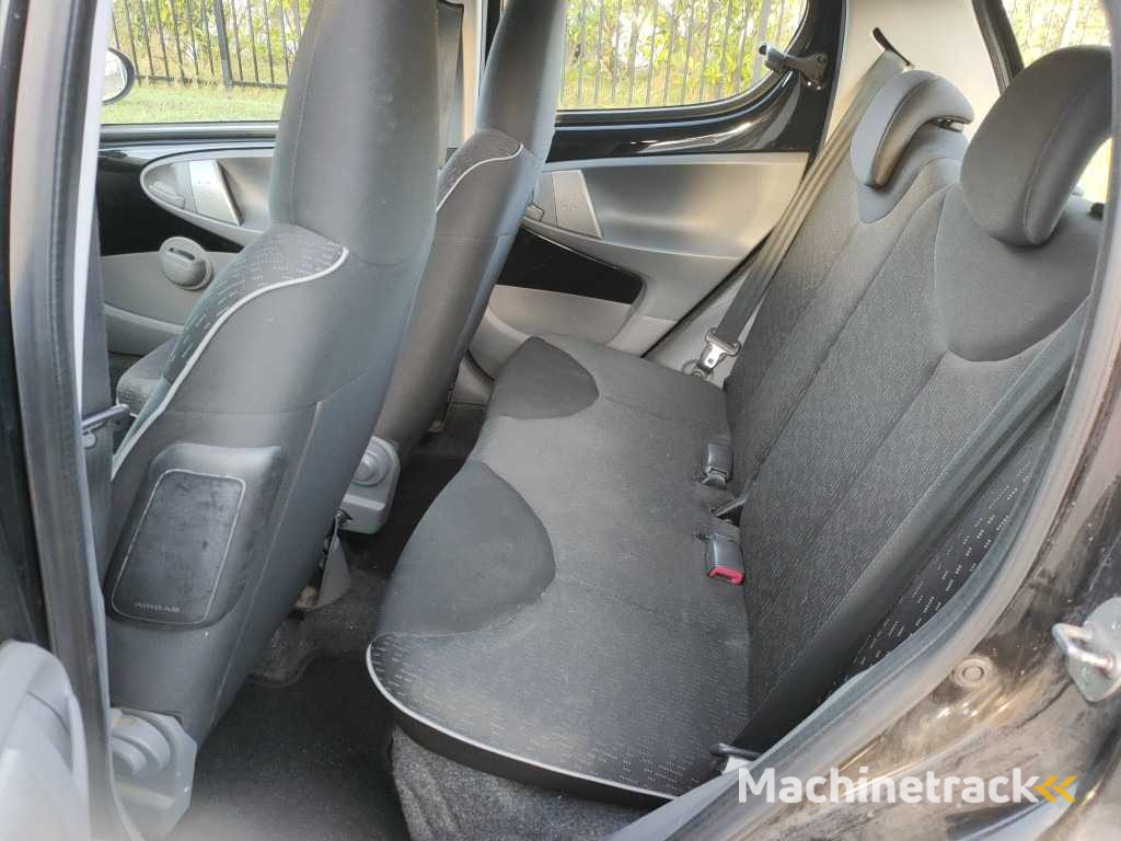 Peugeot - 2011 - 107 - 1.0-12V XS - 53-SKH-4