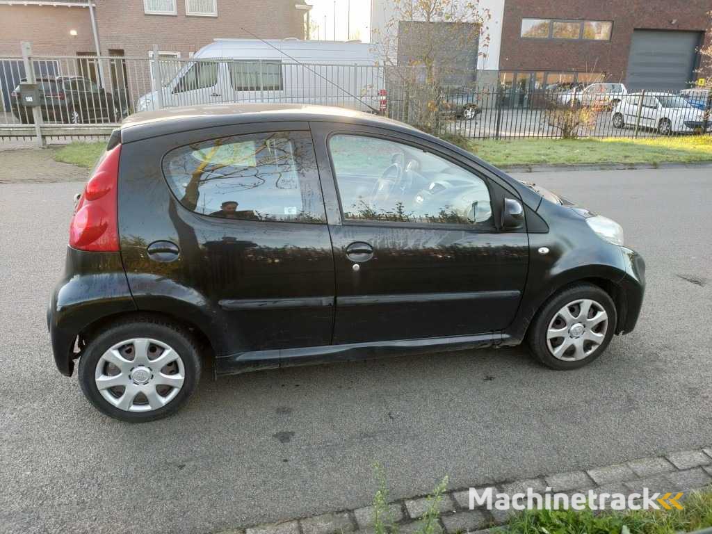 Peugeot - 2011 - 107 - 1.0-12V XS - 53-SKH-4