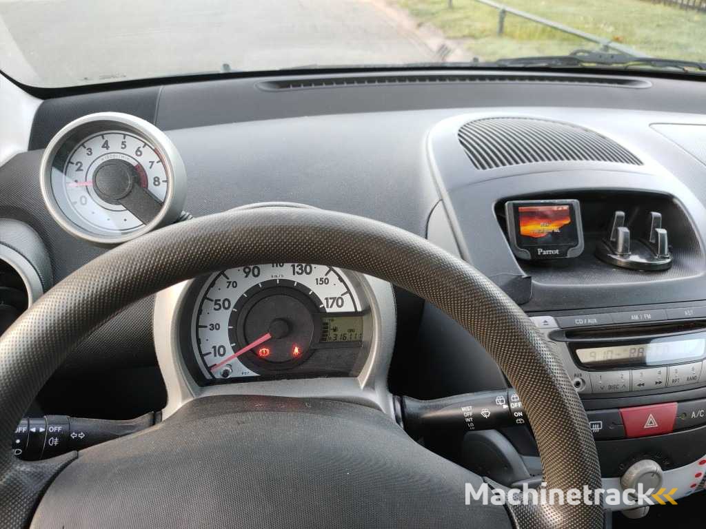 Peugeot - 2011 - 107 - 1.0-12V XS - 53-SKH-4