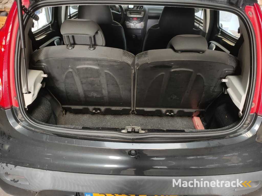 Peugeot - 2011 - 107 - 1.0-12V XS - 53-SKH-4