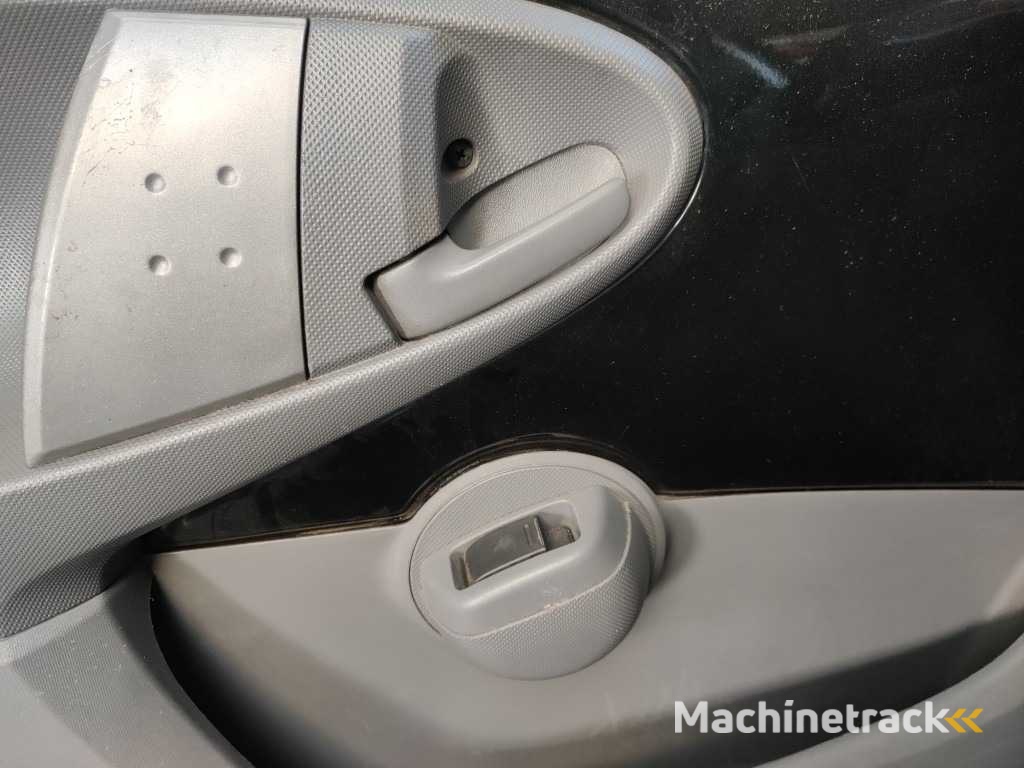 Peugeot - 2011 - 107 - 1.0-12V XS - 53-SKH-4