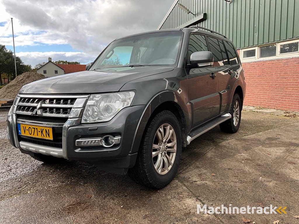 2017 - Mitsubishi - Pajero - Car