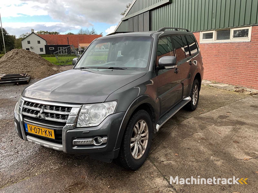 2017 - Mitsubishi - Pajero - Car