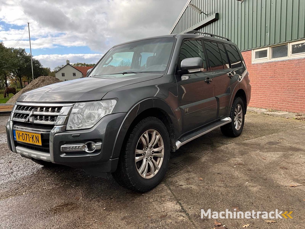 2017 - Mitsubishi - Pajero - Car