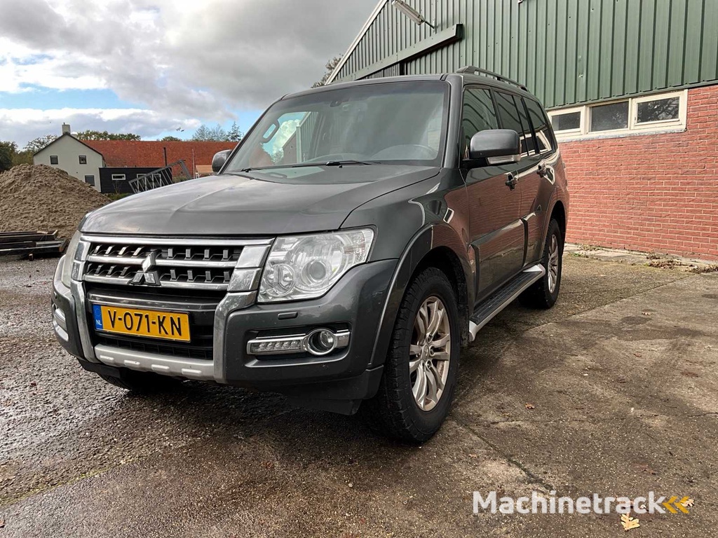 2017 - Mitsubishi - Pajero - Car