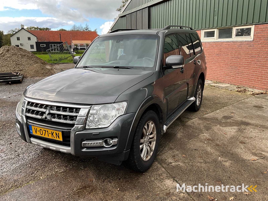 2017 - Mitsubishi - Pajero - Car