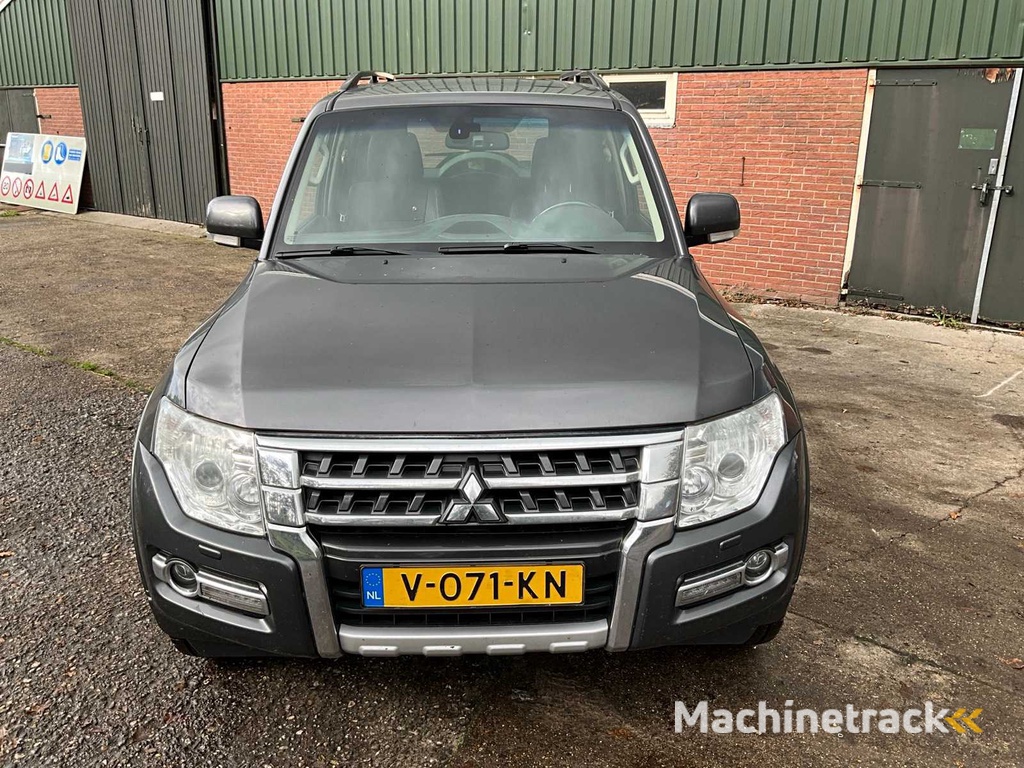 2017 - Mitsubishi - Pajero - Car