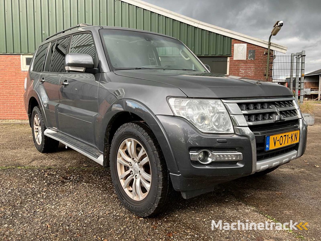 2017 - Mitsubishi - Pajero - Car