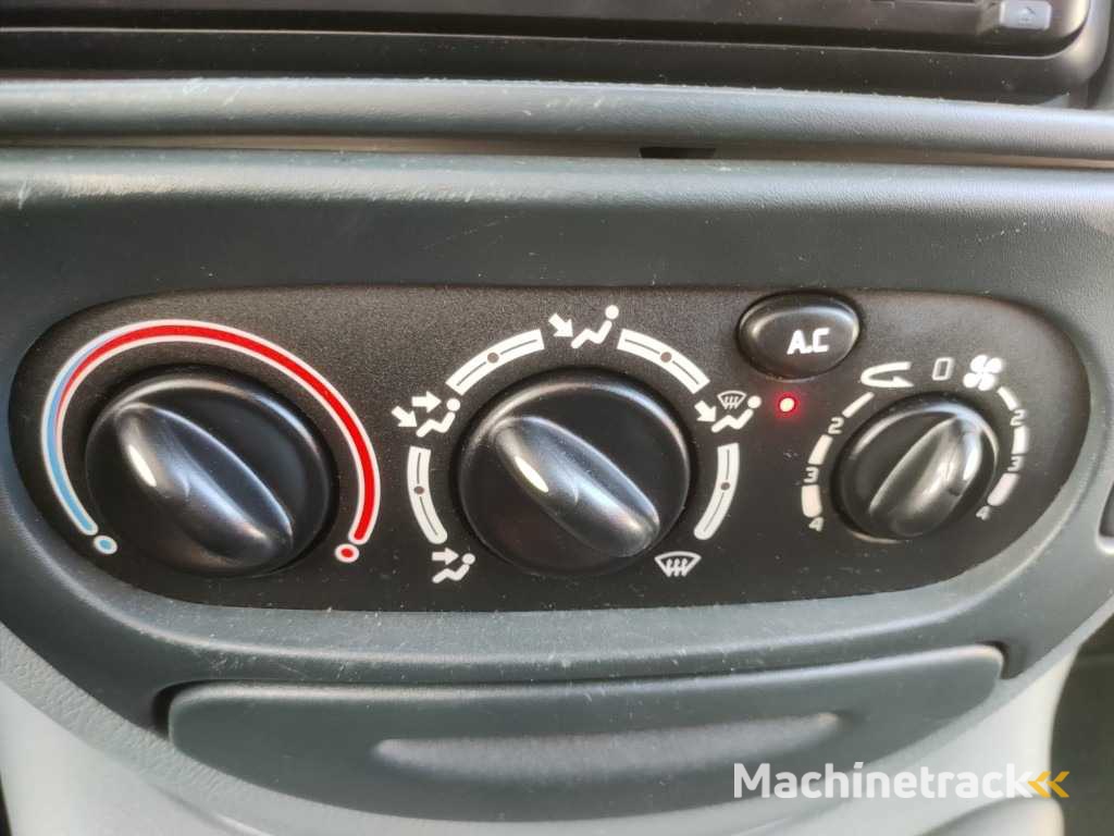 Renault - 1999 - Mégane Scénic - 2.0 RT Automatik - ZN-LB-36