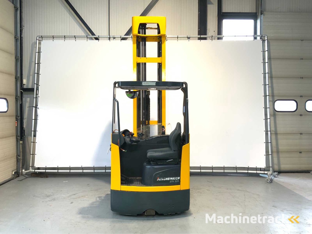 Jungheinrich ETV 325 Reach truck, triplex, free-lift