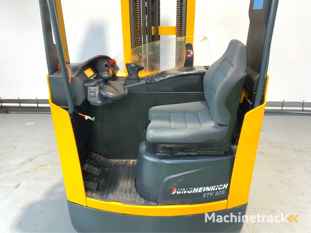 Jungheinrich ETV 325 Reach truck, triplex, free-lift