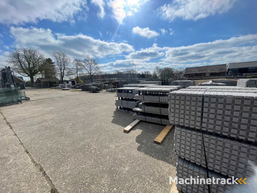 Polyform / EPS - Große Charge von isolierenden Schalungsbau-Wandelementen für den Passivbau