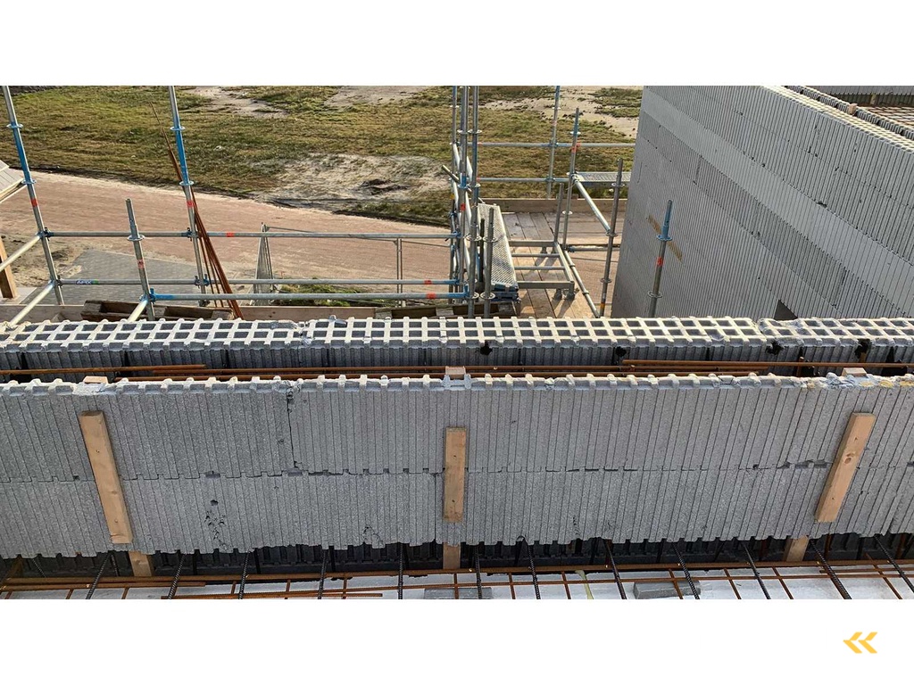 Polyform / EPS - Große Charge von isolierenden Schalungsbau-Wandelementen für den Passivbau