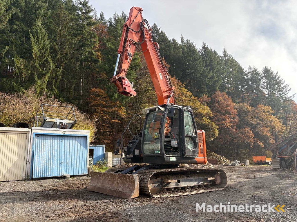 Hitachi ZX135US (2021) – Rupsgraafmachine met enorm accessoirepakket