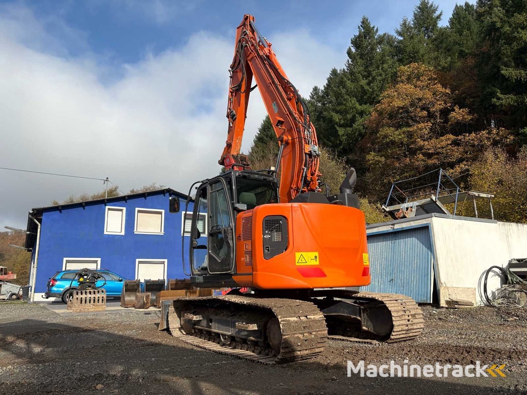 Hitachi ZX135US (2021) – Rupsgraafmachine met enorm accessoirepakket