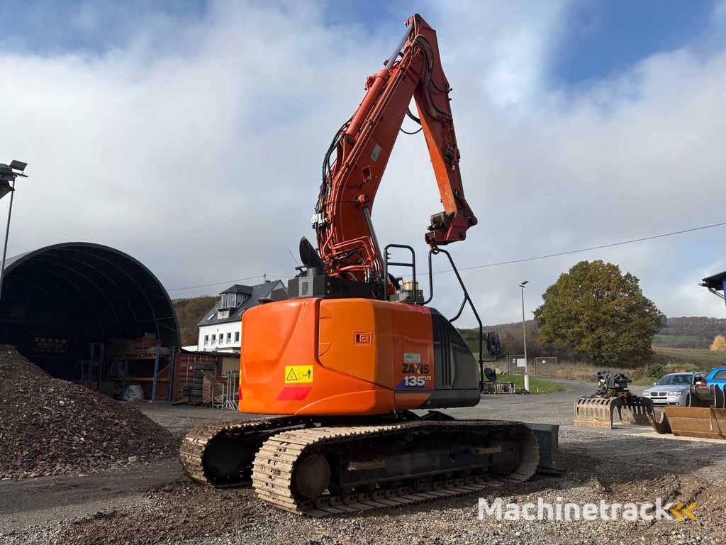 Hitachi ZX135US (2021) – Rupsgraafmachine met enorm accessoirepakket