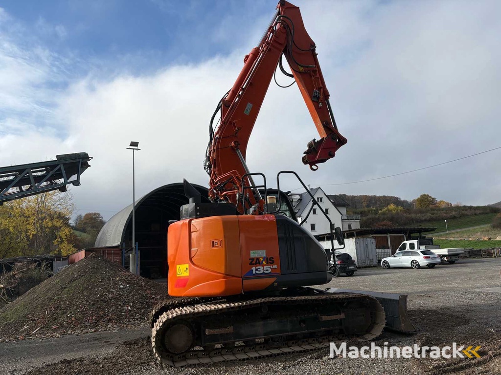 Hitachi ZX135US (2021) – Rupsgraafmachine met enorm accessoirepakket