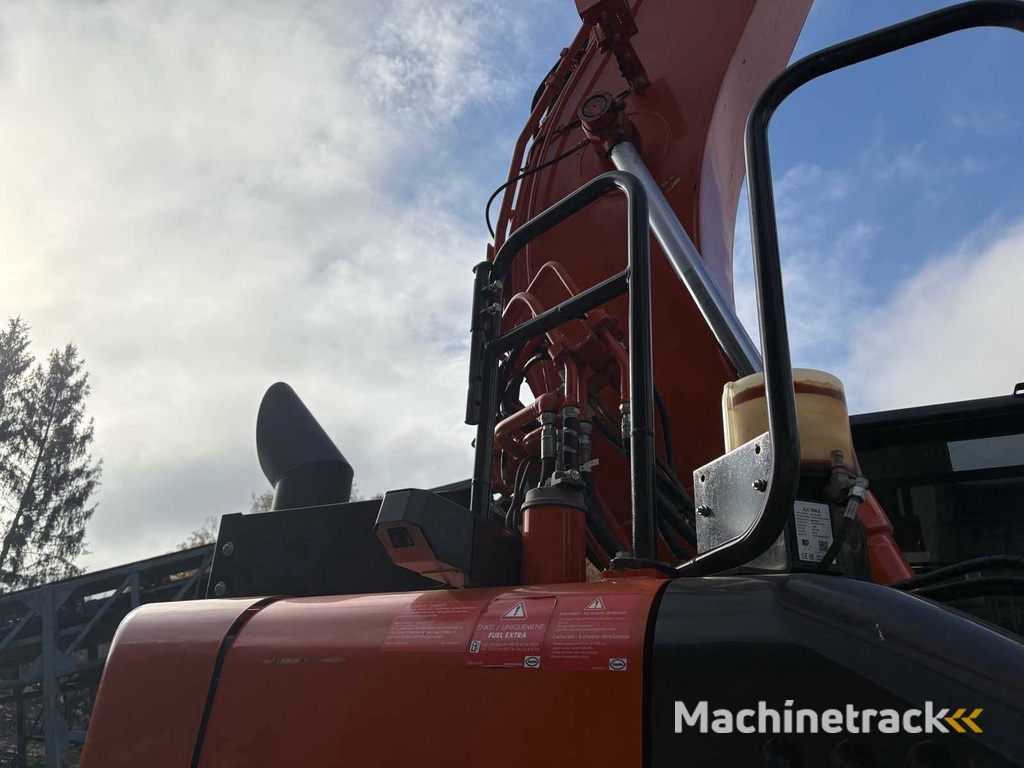 Hitachi ZX135US (2021) – Rupsgraafmachine met enorm accessoirepakket