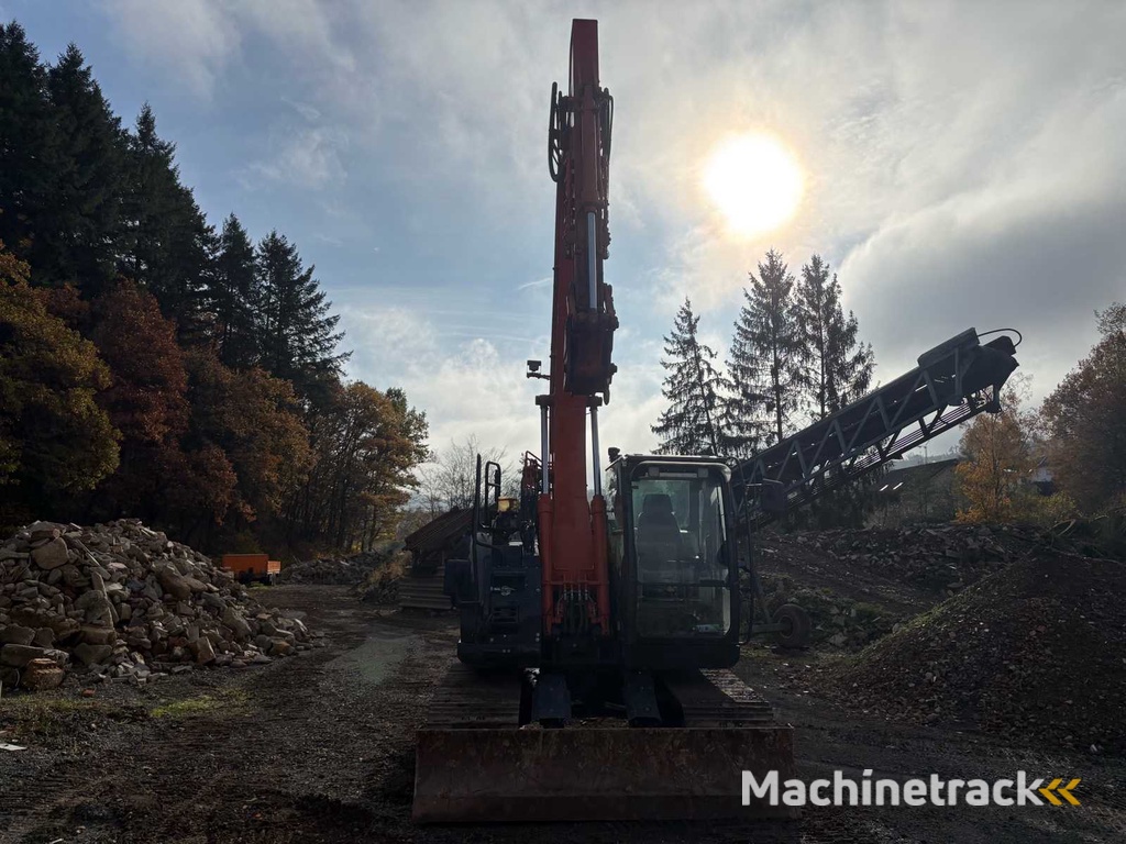 Hitachi ZX135US (2021) – Rupsgraafmachine met enorm accessoirepakket